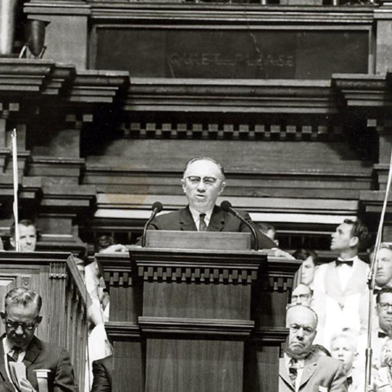 Gordon B. Hinckley ao púlpito, 1961